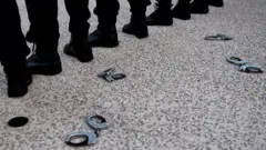 Amapingu ya polisi yajugunywe hasi mu mujyi wa Marseille ku wa kane w'iki cyumweru