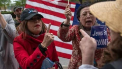 Manifestantes a favor y en contra de Trump discuten en Estados Unidos.