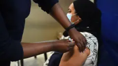 Une femme reçoit le vaccin Covid-19 au Cap en Afrique du Sud