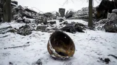 шолом на тлі зруйнованого російського командного пункту в Макіївці