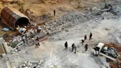 अमरीका के स्पेशल फ़ोर्स के ऑपरेशन के बाद ऊपर से ली गई तस्वीर. यह तस्वीर सीरिया के इदलिब प्रांत के बारिशा गाँव की है.