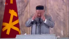 金正恩疑似擦眼淚（朝鮮中央放送委員會片段截屏10/10/2020）
