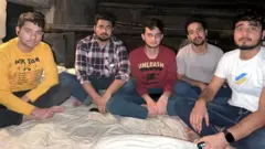 बंकरमध्ये आश्रयाला असलेले अनस चौधरी आणि त्यांचे मित्र