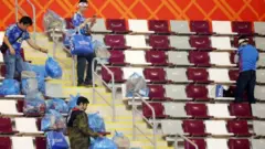 جمهور اليابان ينظف الملعب بعد الفوز على ألمانيا