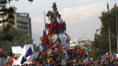 Protestolarda bir yıl önce öldürülen Mapuçeli bir genci anmak için yerli bayrakları da kullanıldı