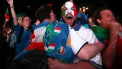 Abafana b'Ubutaliyani bishimira intsinzi i Roma. Ifoto yo ku itariki ya 11 y'ukwezi kwa karindwi mu 2021