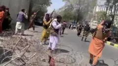 مقاتلو طالبان يطلقون الرصاص في الهواء
