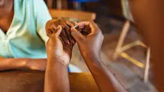 Femme qui reçoit une bague à son doigt