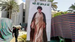 أحد أنصار مقتدى الصدر يحمل بعض الأغراض استعدادا لمغادرة المنطقة الخضراء في 30 أغسطس/آب 2022