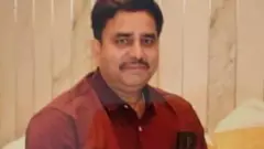 आरोपांनुसार, मानवेंद्र सिंह यांच्या मुलाने त्यांच्याच परवाना असलेल्या रायफलमधून गोळ्या झाडून हत्या केली 