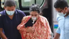 হাসপাতালে ভর্তির জন্য রোগীরা বিভিন্ন জায়গায় ছোটাছুটি করছেন