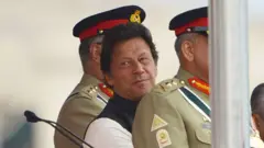 عمران خان، پاکستان، فوج