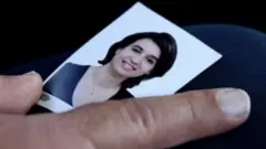 ছবি হাতে এক ব্যক্তি