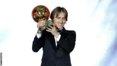 Luka Modric a remporté le Ballon d'Or masculin de l'an dernier, mettant fin à 10 ans de domination Messi-Ronaldo