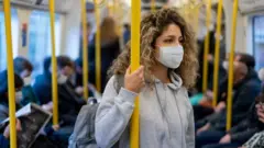 mujer en el metro