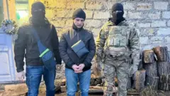 Задержанный Василий Романишин и сотрудники СБУ
