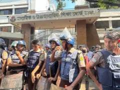 পরীক্ষার্থীদের বিক্ষোভকে ঘিরে ঢাকা শিক্ষা বোর্ডের সামনে পুলিশের অবস্থান