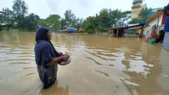কয়েকদিনের বৃষ্টিতে বন্যায় আক্রান্ত হয়েছে চট্টগ্রাম, বান্দরবান,কক্সবাজারসহ কয়েকটি জেলার বাসিন্দারা