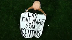 "Las Malvinas son Argentinas" yani "Falkland Adaları Arjantin'indir" yazılı pankart