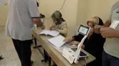 مقترع أمام لجنة الانتخابات النيابية في العراق 11 نوفمبر/ تشرين الثاني.
