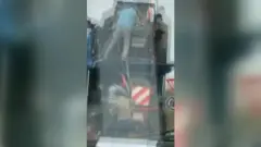 عملية سرقة سيارات من فوق شاحنة متحركة في المغرب
