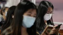 香港天星小輪客輪上通勤乘客都戴上口罩（新華社圖片27/11/2020）