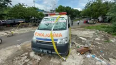 Ambulans rusak saat ricuh kelompo massa di Bitung, Sulawesi Utara