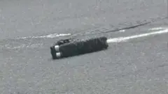 Arma caseira no asfalto