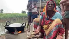 बाढ़ का पानी और पीड़ित परिवार
