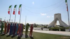تمدید مقررات سختگیرانه مقابله با کرونا در ایران همزمان با افزایش شمار قربانیان