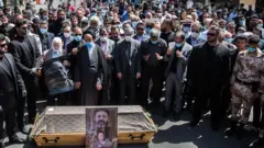 مراسم خاکسپاری محمد علی کشاورز
