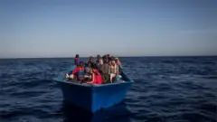 ኣብ ጀልባ ዝተሳፈሩ ስደተኛታት