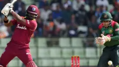 সিলেটে ২০১৮ সালের ১৪ই ডিসেম্বর তৃতীয় ওয়ানডে ম্যাচের সময় ড্যারেন ব্রাভোর শটের বল ধরার চেষ্টা করছেন মুশফিকুর রহিম