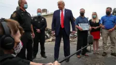 Trump, Kenosha'da zarar görmüş işyerlerini ziyaret etti