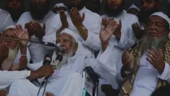 ধর্মীয় পাণ্ডিত্য এবং কওমী ধারার শীর্ষ নেতা থেকে বাংলাদেশের সমাজ ও রাজনীতিতেও প্রভাবশালী হয়ে উঠেছিলেন আহমদ শফী।