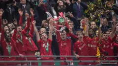 ليفربول يحتفل بفوزه بكأس كاراباو