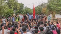 ပိတ်ဆို့မှုကြားက မတ်လ၅ရက်နေ့ မုံရွာဆန္ဒပြပွဲမှာ ကိုဝေမိုးနိုင်ကိုတွေ့ရစဥ်