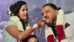 धर्मेंद्र अनीजा पत्नीसह