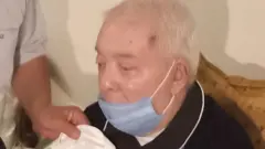 جد ماهر مرتديا الكمامة