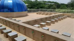 Mọṣalaaṣi An-nur nilu Abuja niyii, gbajugbaja ni, ṣugbọn itankalẹ aarun coronavirus sọ ọ di ofo. Irun Jimọ ko waye nibẹ lonii.
