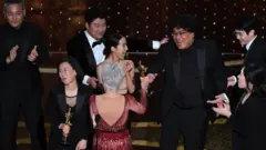 Parazit filminin yönetmeni Bong Joon Ho, en iyi film ödülünü efsanevi oyuncu Jane Fonda'dan alırken