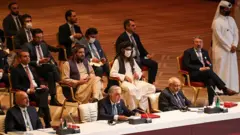 گفت‌وگو‌های سرنوشت‌ساز دوحه: نمایندگان طالبان و دولت افغانستان بالاخره سر یک میز نشستند