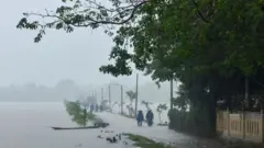 Lũ lụt miền Trung Việt Nam những tuần qua đang gây thiệt hại nặng nề về người và tài sản.