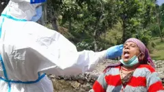 बैतडीमा कोरोनाभाइरस परीक्षण गर्न स्वाबबाट नमुना सङ्कलन गरिँदै