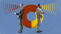Dois homens virados para lados opostos falando