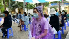 Xếp hàng chờ tiêm vaccine.