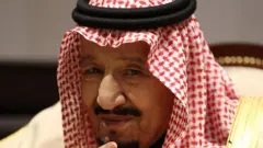 سيدة كويتية تحاول تقبيل يد الملك سلمان، فكيف تعامل معها؟