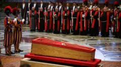 ሬሳ ኣቡነ ፍራንሲስ ኣብ ውሽጢ ካቴድራል ቅዱስ ጴጥሮስ