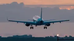 Samolot nad pasem startowym podczas zachodu słońca