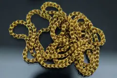 Uma corrente de ouro no balcão de uma joalheria em Hatton Gardens em 16 de abril de 2025 em Londres